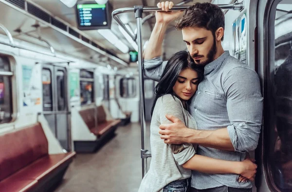 Una Joven Pareja Romántica Metro Historia Amor Subterránea —  Fotos de Stock