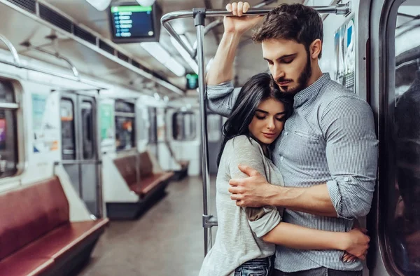 Jeune Couple Romantique Dans Métro Histoire Amour Souterraine — Photo