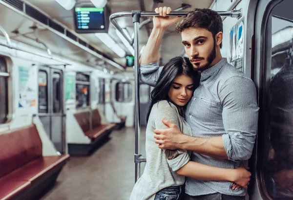 Genç Romantik Çift Metro Yeraltı Aşk Hikayesi — Stok fotoğraf