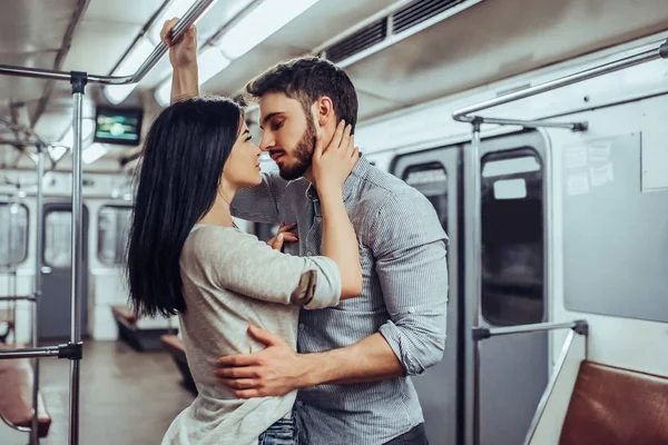 Jeune Couple Romantique Dans Métro Histoire Amour Souterraine — Photo