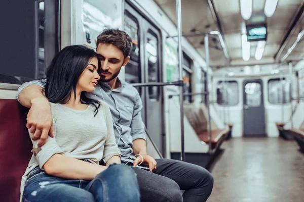 Genç romantik çift Metro. Yeraltı aşk hikayesi.