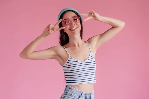 Joven Asiática Adolescente Pantalones Cortos Gafas Sol Color Rosa Aislado — Foto de Stock
