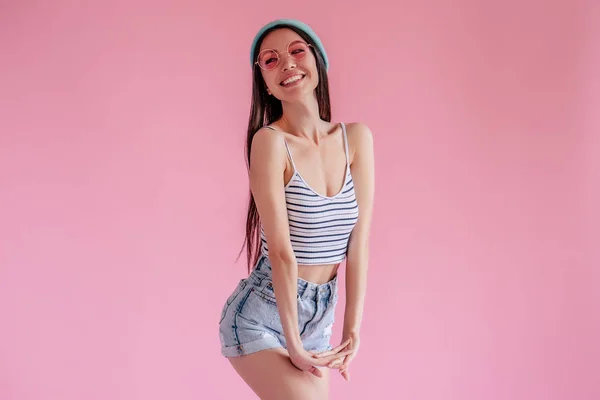 Joven Asiática Adolescente Pantalones Cortos Gafas Sol Color Rosa Aislado — Foto de Stock