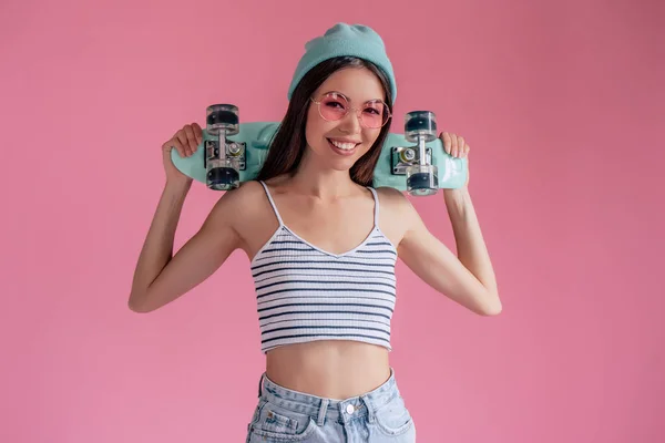 Jonge Aziatische Tiener Meisje Roze Achtergrond Met Roze Bril Skater — Stockfoto