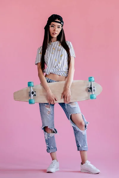 Ung Asiatisk Tonårsflicka Rosa Bakgrund Snygg Ung Kvinna Med Skateboard — Stockfoto