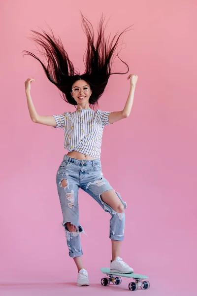 Jovem Asiática Adolescente Fundo Rosa Jovem Elegante Com Skate Isolado — Fotografia de Stock