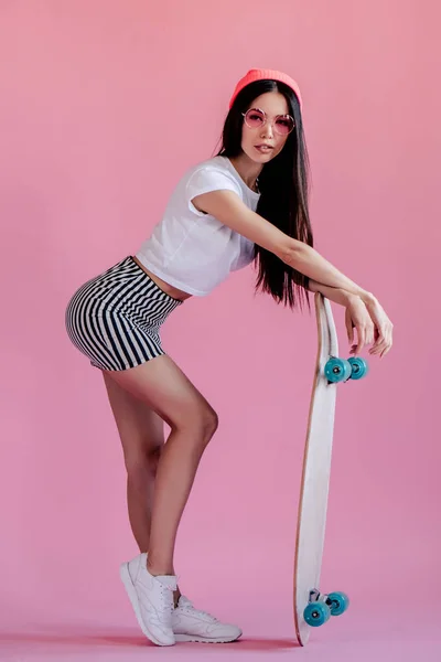 Jovem Asiática Adolescente Fundo Rosa Menina Skatista Elegante Com Skate — Fotografia de Stock