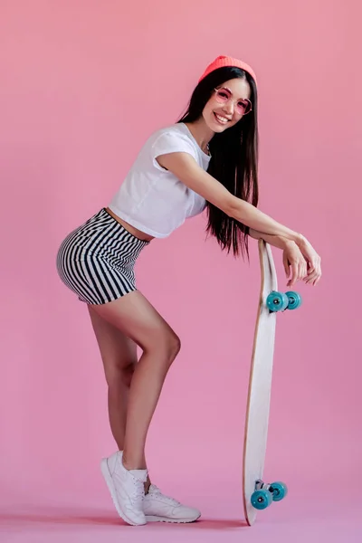 Jovem Asiática Adolescente Fundo Rosa Menina Skatista Elegante Com Skate — Fotografia de Stock