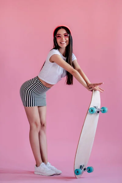 Молодая Азиатская Девочка Подросток Розовом Фоне Стильная Фигуристка Изолированным Скейтбордом — стоковое фото