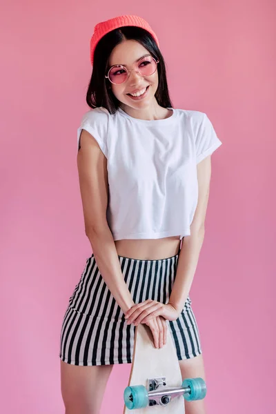Fiatal Ázsiai Tizenéves Lány Rózsaszín Háttér Korcsolyázó Elegáns Lány Elszigetelt — Stock Fotó