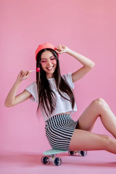 Fiatal Ázsiai Tizenéves Lány Rózsaszín Háttér Elegáns Lány Nyalóka Elszigetelt — Stock Fotó