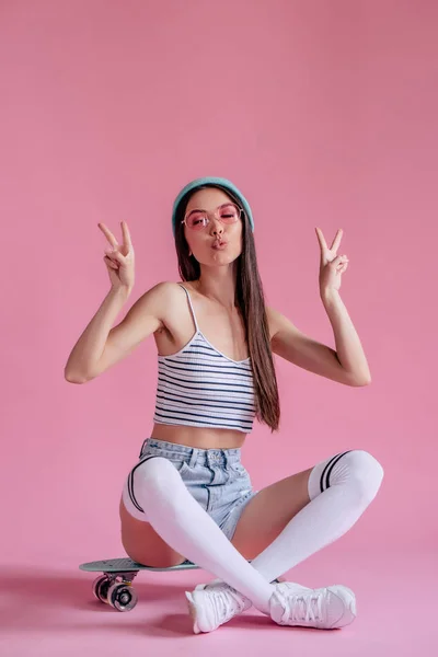 Joven Adolescente Asiática Sobre Fondo Rosa Con Gafas Color Rosa —  Fotos de Stock