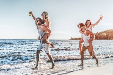 Grup genç arkadaşıyla kumsalda eğlenceli yaşıyorsanız.