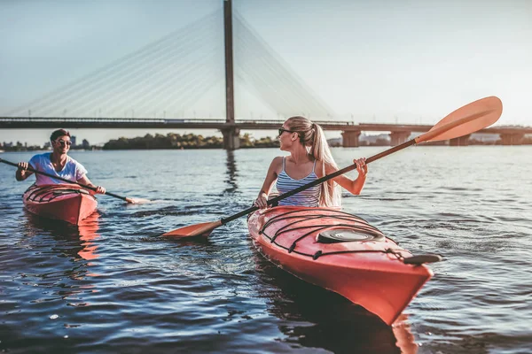 Bella Giovane Coppia Kayak Sul Fiume Aspettando Tramonto Canoa Insieme — Foto Stock