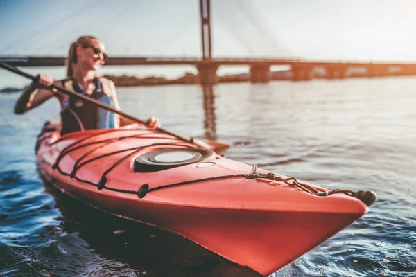 Attractive Young Woman Kayaking Sunset Canoeing Alone — Stock Photo, Image