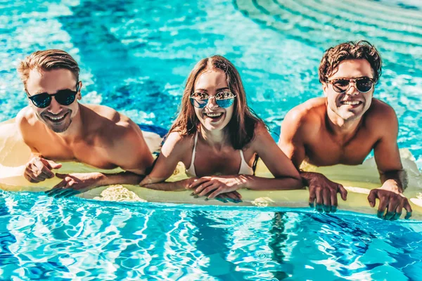 Happy Attractive Young Friends Sunglasses Having Fun Swimming Pool Inflatable — Stock Photo, Image