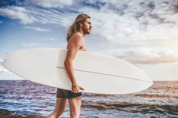 Mladý Pohledný Muž Dlouhými Vlasy Chůze Pláž Bílým Surf Rukou — Stock fotografie