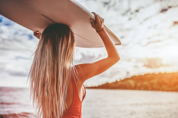Привлекательная Сексуальная Девушка Красном Купальнике Стоит Пляже Белой Доской Серфинга — стоковое фото