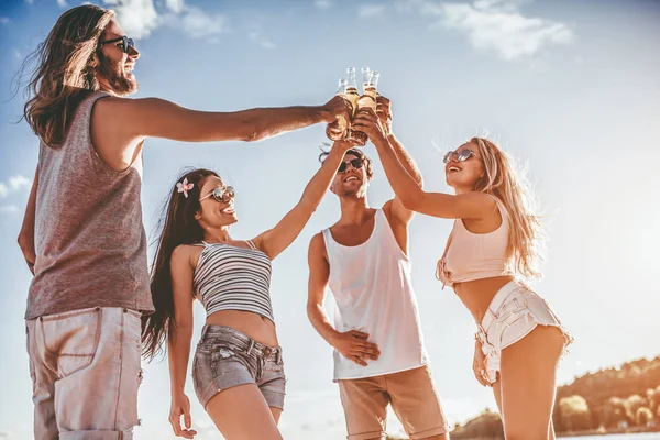 Grupo Jovens Amigos Atraentes Estão Divertindo Praia Bebendo Cerveja Sorrindo — Fotografia de Stock