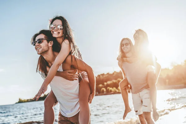 Groep Jonge Vrienden Zijn Plezier Strand — Stockfoto