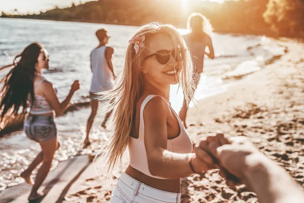 Grupo Jovens Amigos Atraentes Estão Divertindo Praia Correndo Sorrindo — Fotografia de Stock