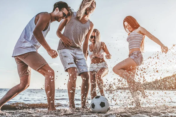 Grupo Jóvenes Amigos Atractivos Divierten Playa Jugar Fútbol — Foto de Stock