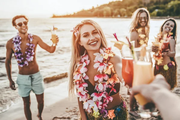 Cheers Group Young Attractive Friends Having Fun Beach Drinking Cocktails — Stock Photo, Image