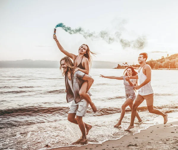 Grupo Jóvenes Amigos Divierten Playa Con Humo Colores — Foto de Stock