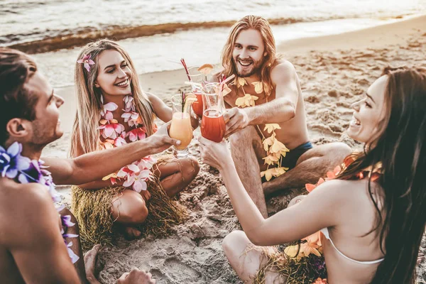 Cheers Group Young Attractive Friends Having Fun Beach Drinking Cocktails — Stock Photo, Image