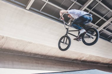 Genç Bmx sürücüsü hileler skatepark içinde gerçekleştiriyor.