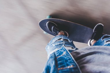 Genç adam kaykaycı kırpılmış görüntü. Erkek genç skatepark longboard ile.