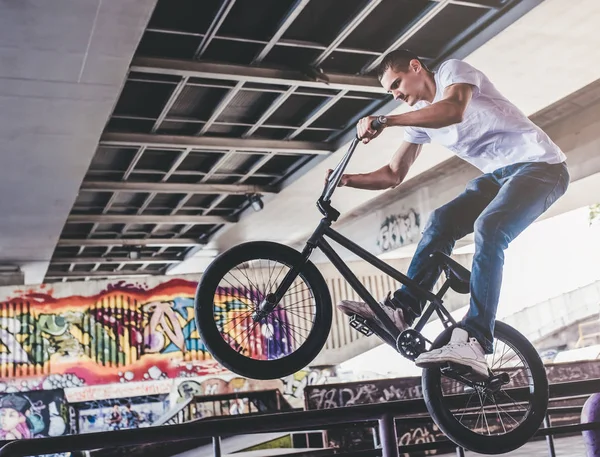 Adolescent Bmx Rider Effectue Des Tours Dans Skatepark — Photo