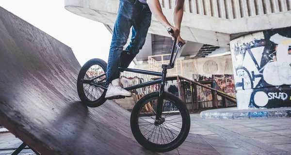 Περικομμένη Εικόνα Των Εφηβικών Αναβάτη Bmx Εκτελεί Κόλπα Στο Skatepark — Φωτογραφία Αρχείου