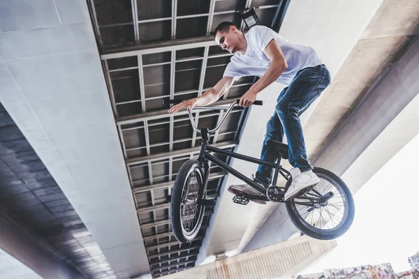 Adolescente Bmx Piloto Está Realizando Truques Skatepark — Fotografia de Stock