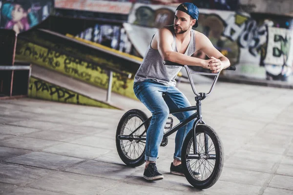 Giovanotto Nello Skatepark Adolescente Sesso Maschile Con Bmx Bike Pilota — Foto Stock