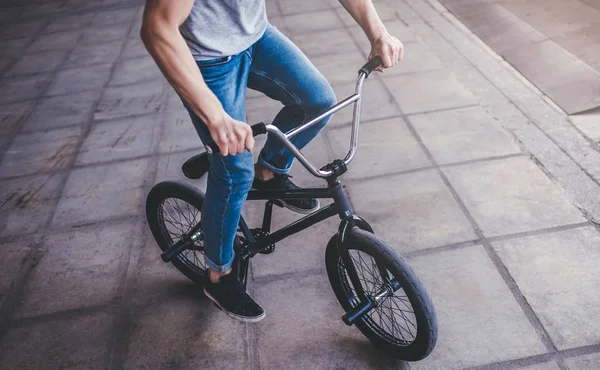 Skatepark 的年轻男子的形象 男青年骑自行车 专业骑自行车车手 — 图库照片