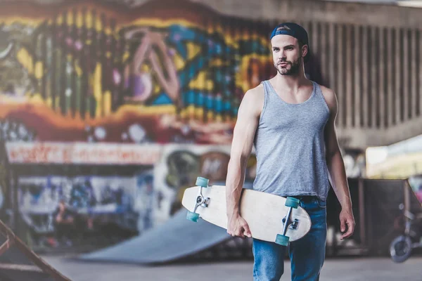 Młody Człowiek Skater Mężczyzna Nastolatek Longboard Skateparku — Zdjęcie stockowe