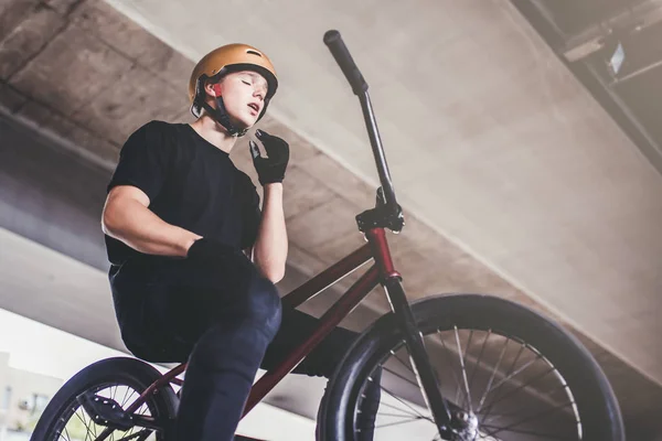 Nastoletnich Bmx Rider Jest Wykonywanie Trików Skateparku — Zdjęcie stockowe