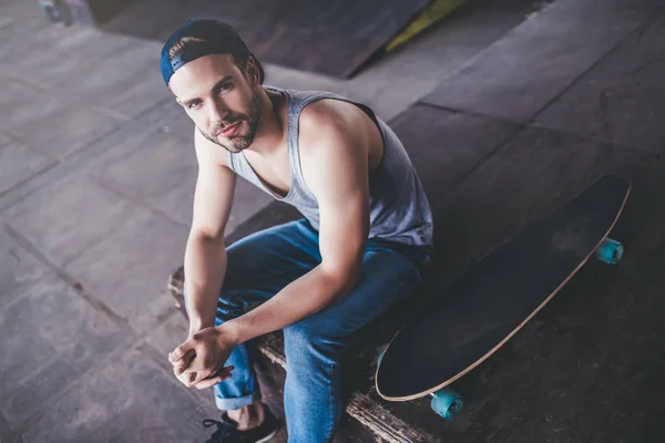 Joven Patinador Adolescente Masculino Con Longboard Skatepark — Foto de Stock