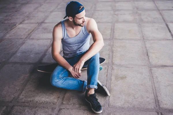 Joven Patinador Adolescente Masculino Con Longboard Skatepark — Foto de Stock