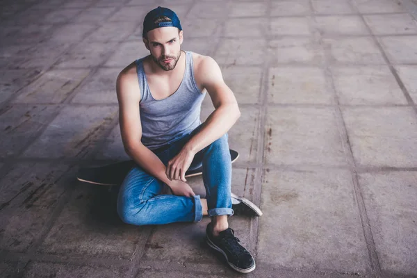 Joven Patinador Adolescente Masculino Con Longboard Skatepark — Foto de Stock