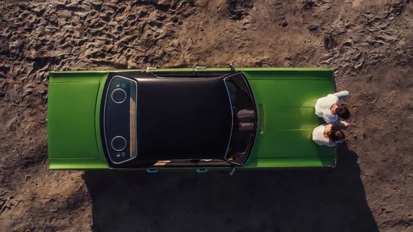 Romantik Çift üstten görünüm yeşil retro araba sahilde oturuyor. Sakallı yakışıklı ve çekici genç kadın eski model klasik araba. Aşk hikayesi.