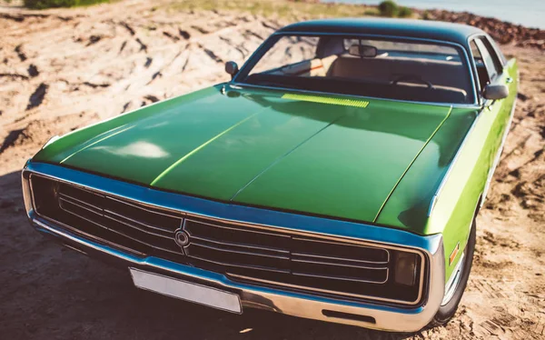 Verde Coche Retro Está Pie Playa Coche Clásico Vintage Viejo — Foto de Stock