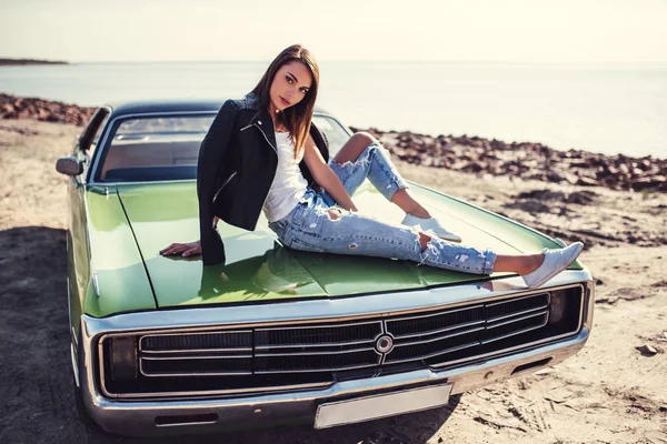 Atrakcyjna Młoda Kobieta Stylowe Siedzi Zielony Samochód Retro Plaży Retro — Zdjęcie stockowe
