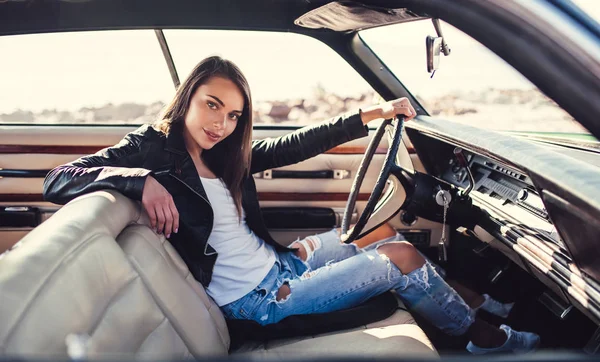 Atractiva Joven Mujer Está Sentada Verde Coche Retro Playa Vintage — Foto de Stock