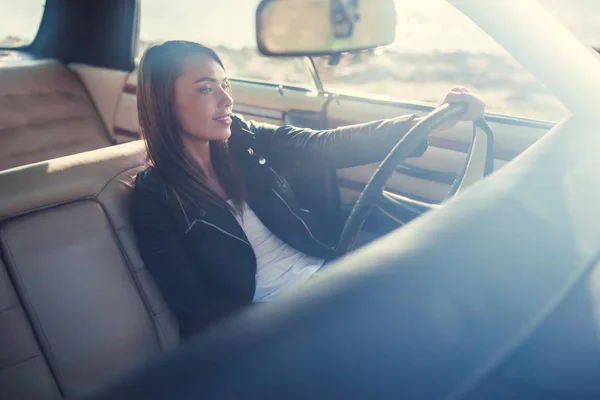 Jovem Atraente Está Sentado Carro Retro Verde Praia Carro Clássico — Fotografia de Stock