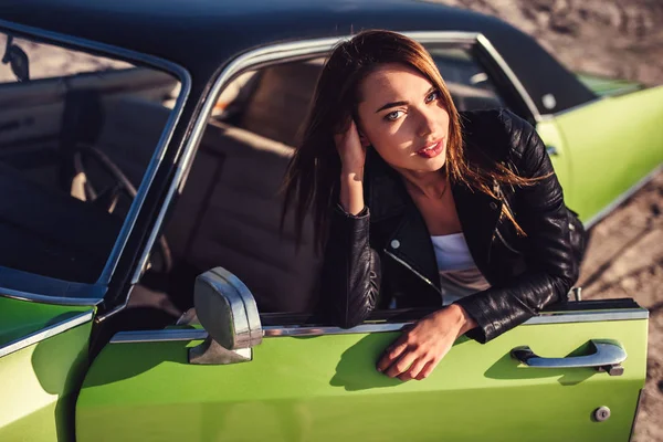 Atractiva Joven Mujer Con Estilo Está Pie Cerca Coche Retro — Foto de Stock