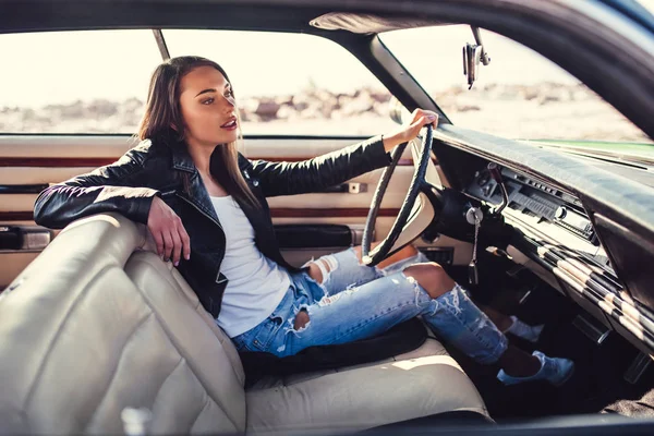 Jovem Atraente Está Sentado Carro Retro Verde Praia Carro Clássico — Fotografia de Stock