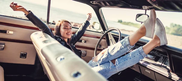 Attractive Young Woman Sitting Green Retro Car Beach Vintage Classic — Stock Photo, Image