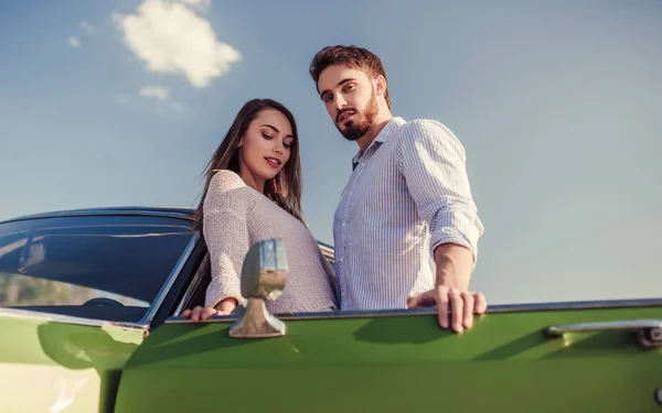 Casal Romântico Está Perto Carro Retro Verde Praia Bonito Barbudo — Fotografia de Stock